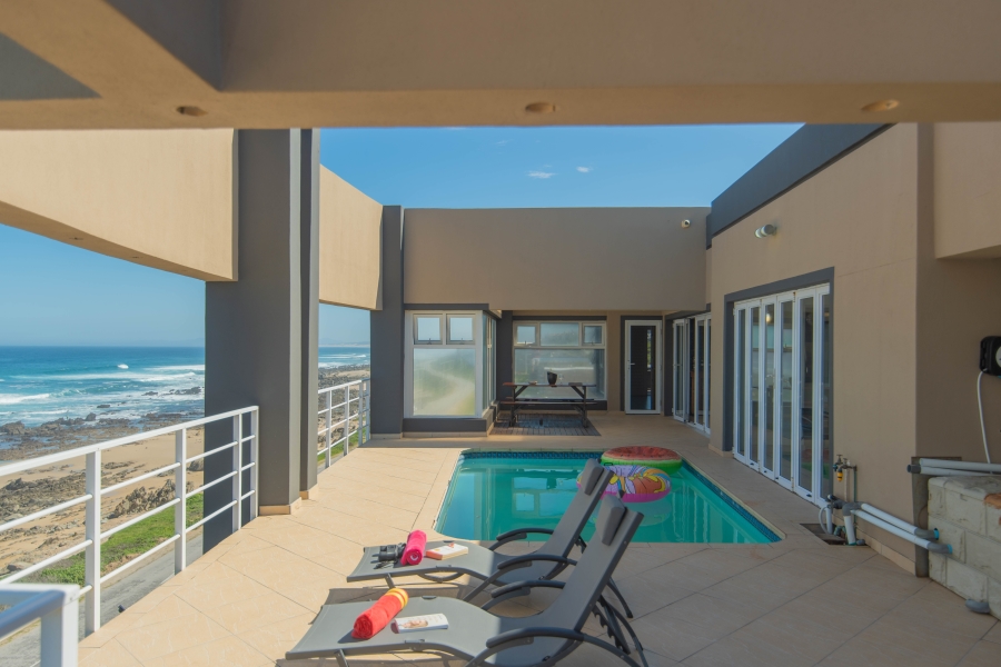 6 Bedroom Property for Sale in Beachview Eastern Cape